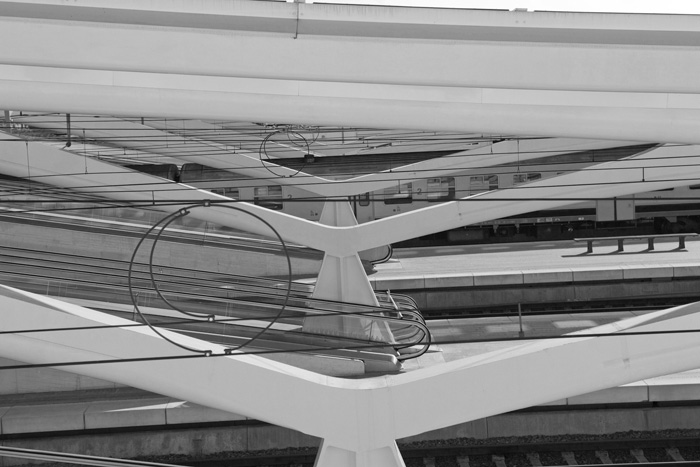 Liège-Guillemins TGV-Bahnhof (Calatrava 2009) Dachträger + Oberleitungen